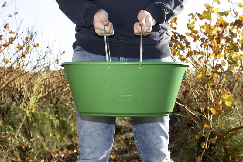 Panier multifonction K11 porté par ses deux anses lors d'une récolte
