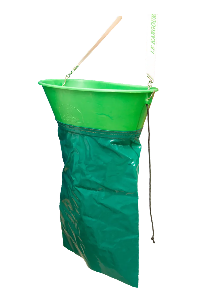 Panier de récolte ventral LEKANGOUROU K4 de 15 litres, manche de dépose déployée, vue de trois quarts