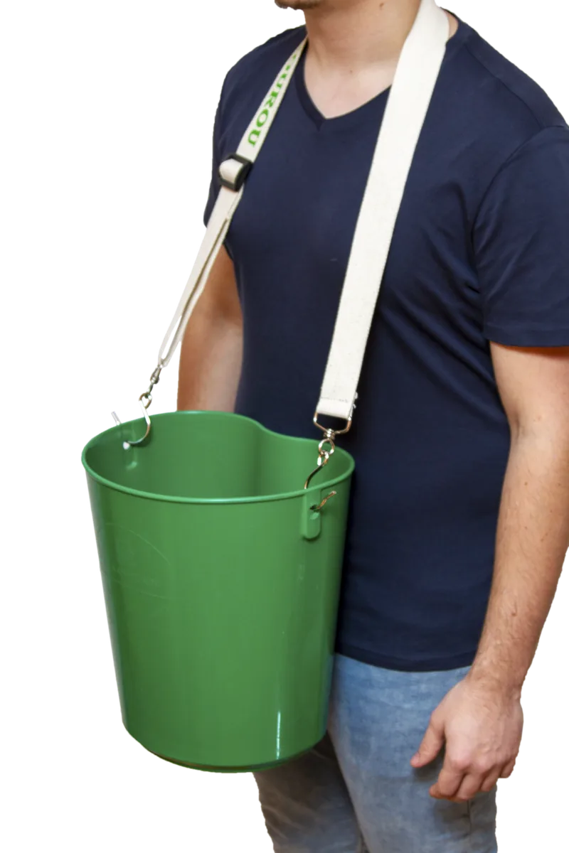 Seau de cueillette K9 12 litres porté à la hanche par sa sangle